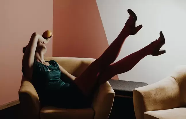 Giovane donna con vene varicose delle gambe